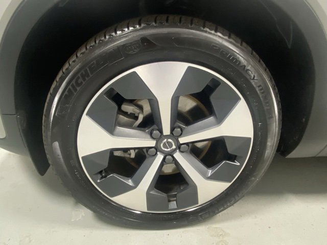 Used 2025 Volvo XC40 B5 Plus image 5