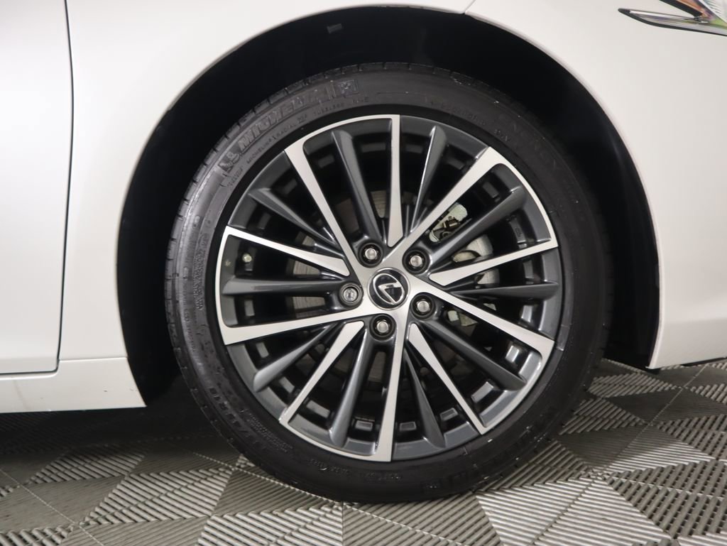 Certified 2025 Lexus ES 300h w/ Premium Package image 32