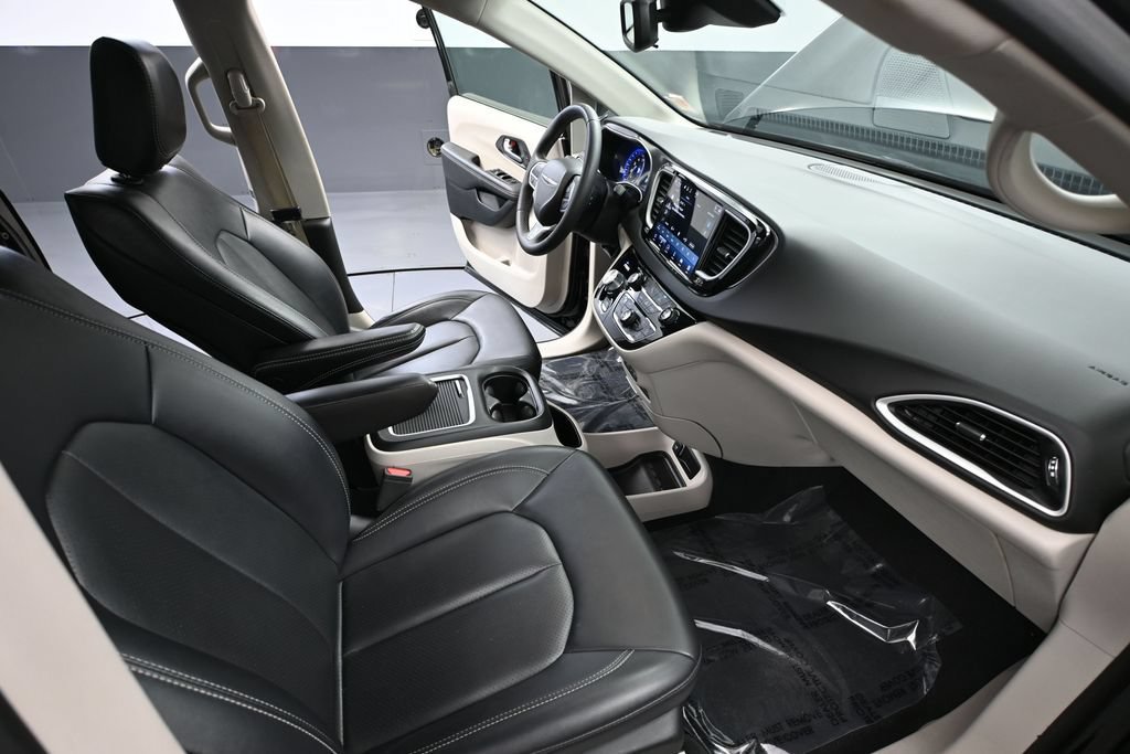 Used 2024 Chrysler Pacifica Touring-L FWD image 39