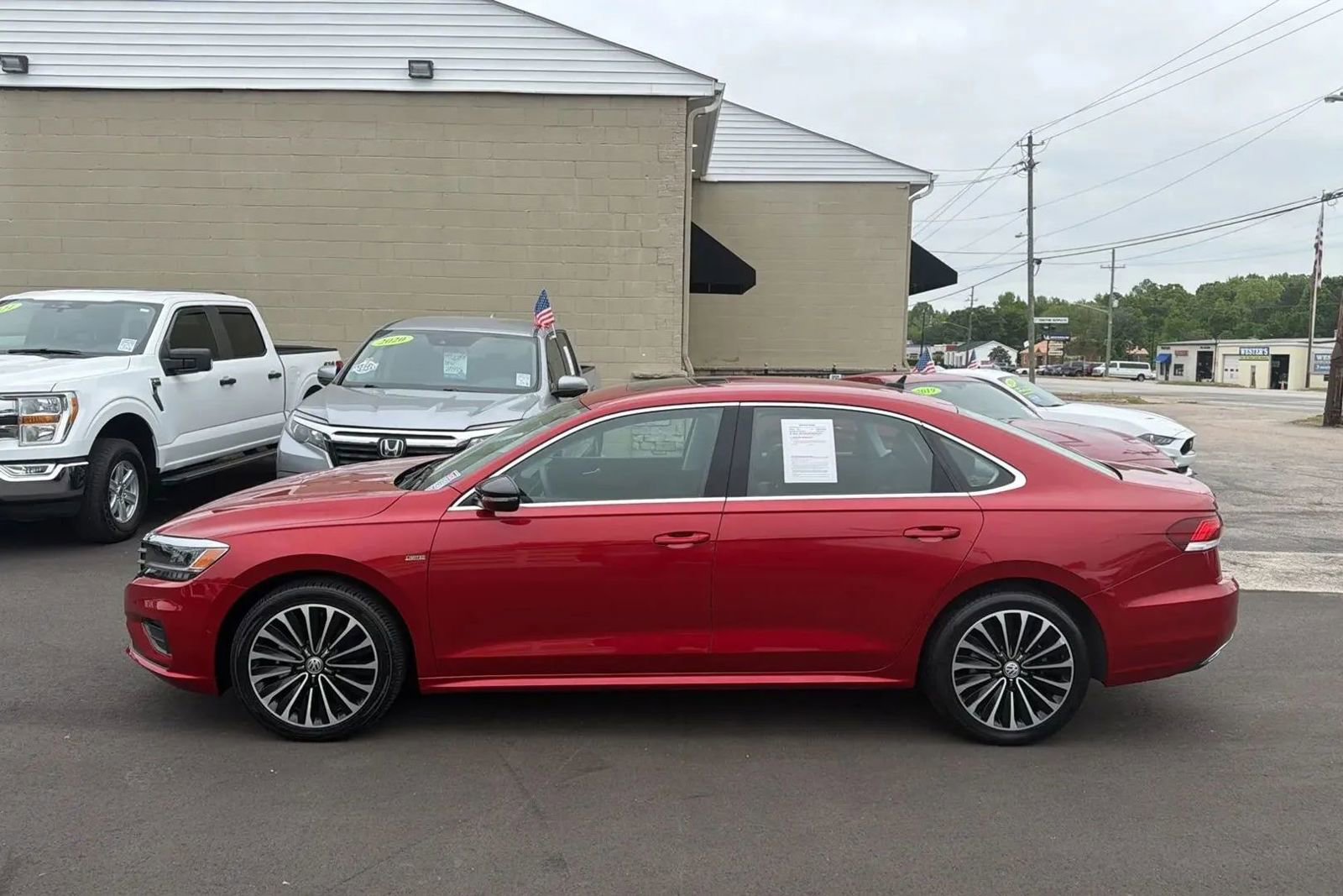 Used 2022 Volkswagen Passat 2.0T FWD image 2