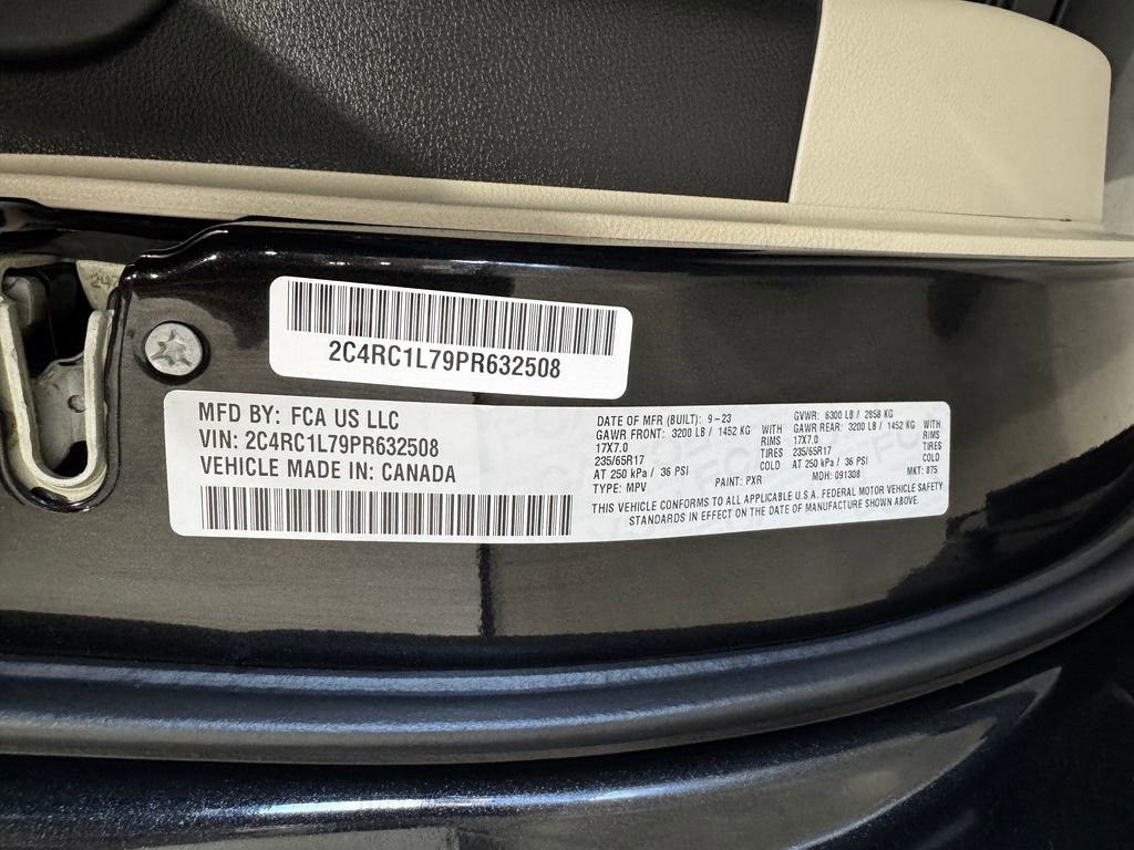 Used 2023 Chrysler Pacifica Touring-L image 41