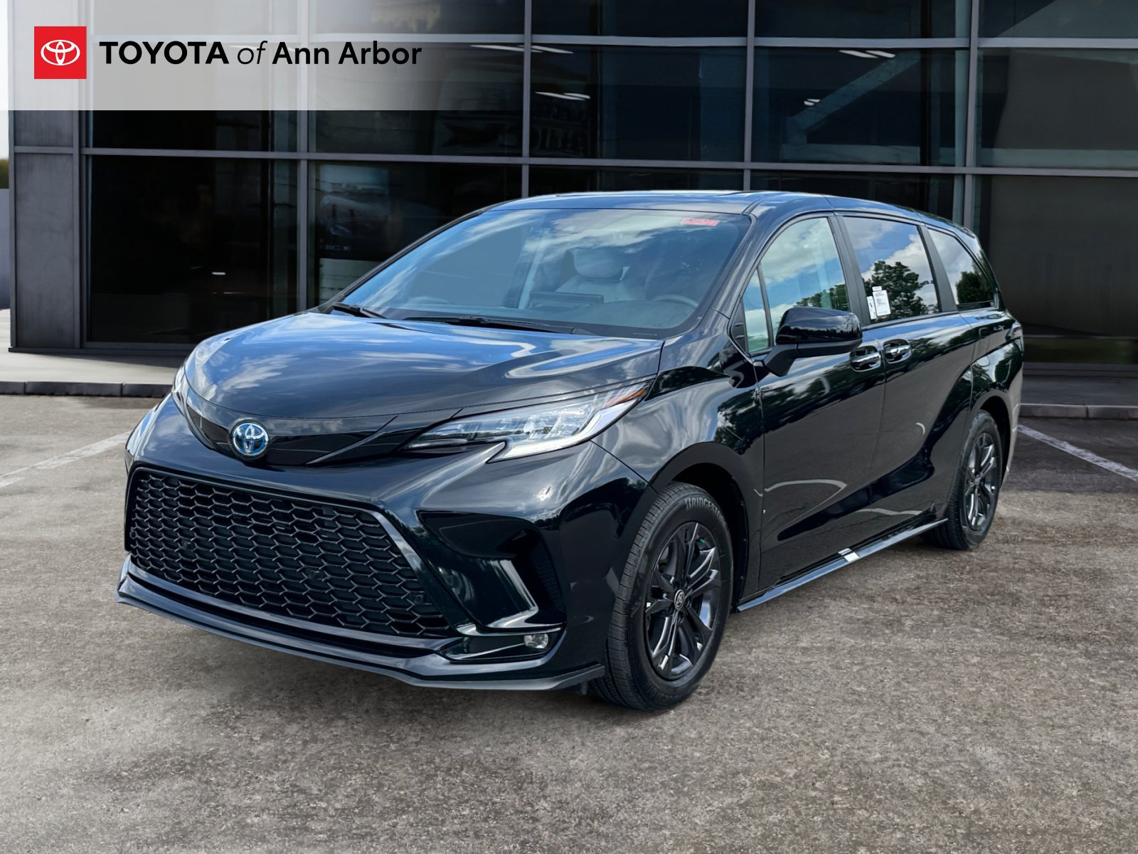 Used 2025 Toyota Sienna XSE AWD/4WD image 9