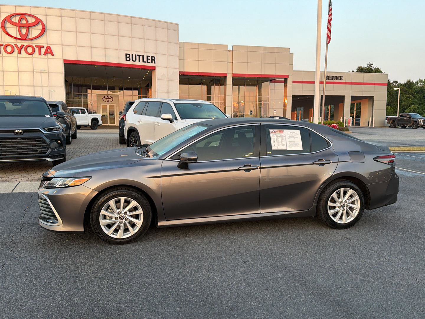 Used 2022 Toyota Camry LE FWD image 3