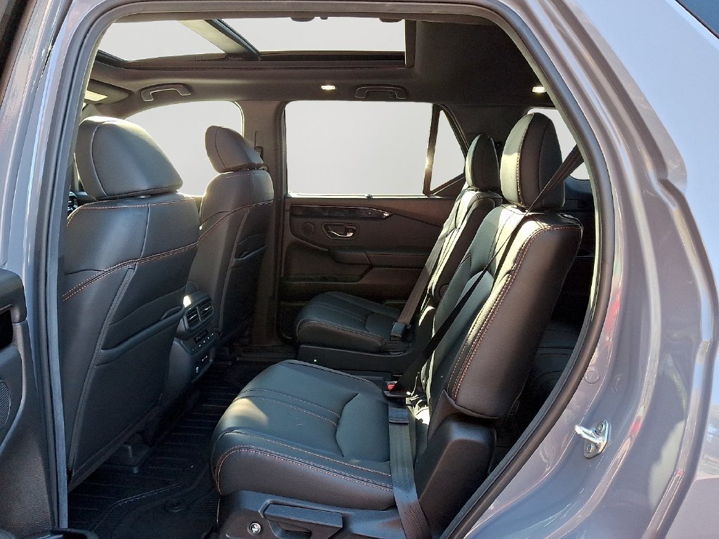 Used 2025 Honda Pilot TrailSport image 9