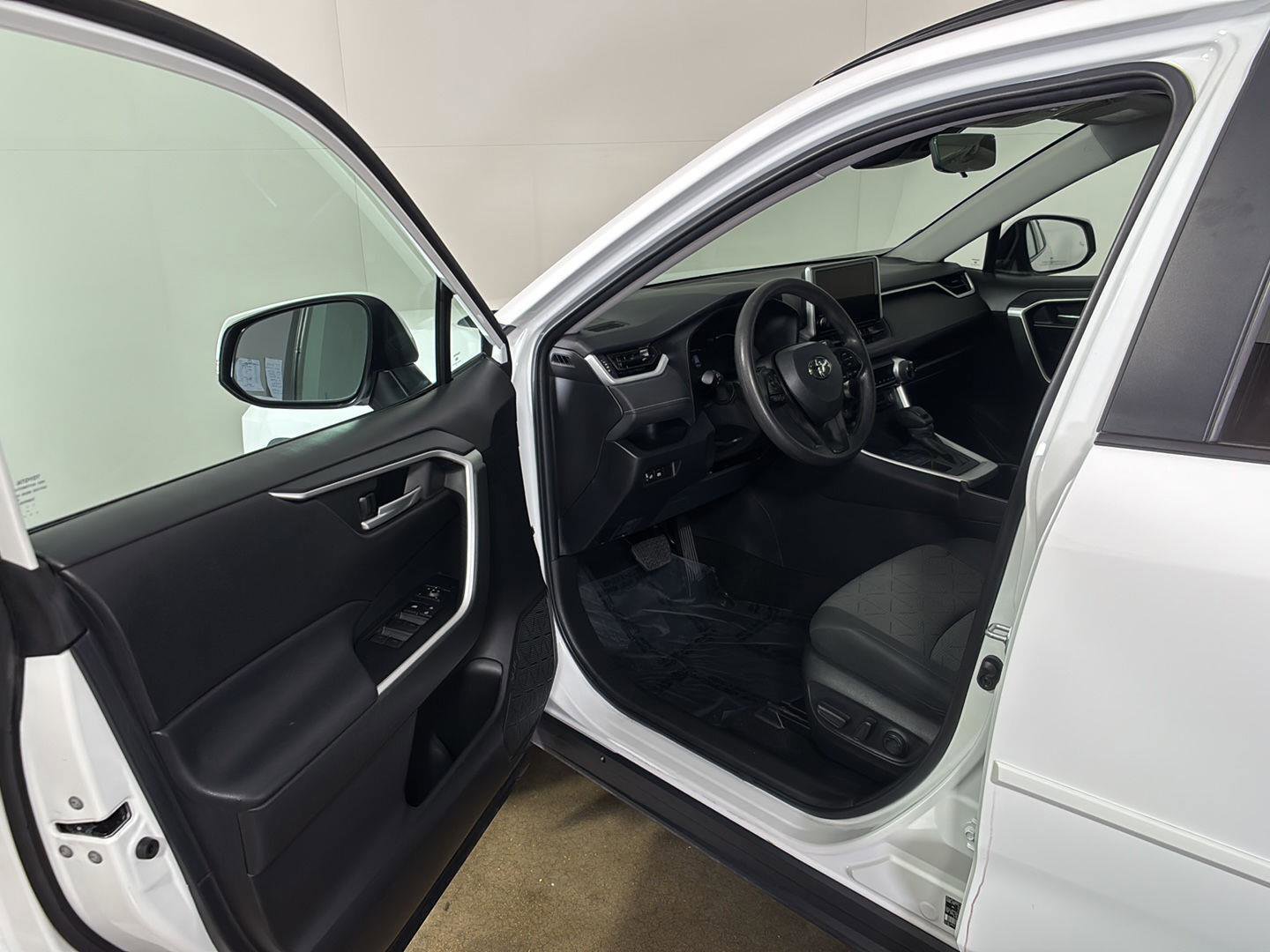 Used 2024 Toyota RAV4 XLE AWD/4WD image 2