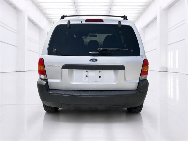 Used 2005 Ford Escape XLS AWD/4WD image 3