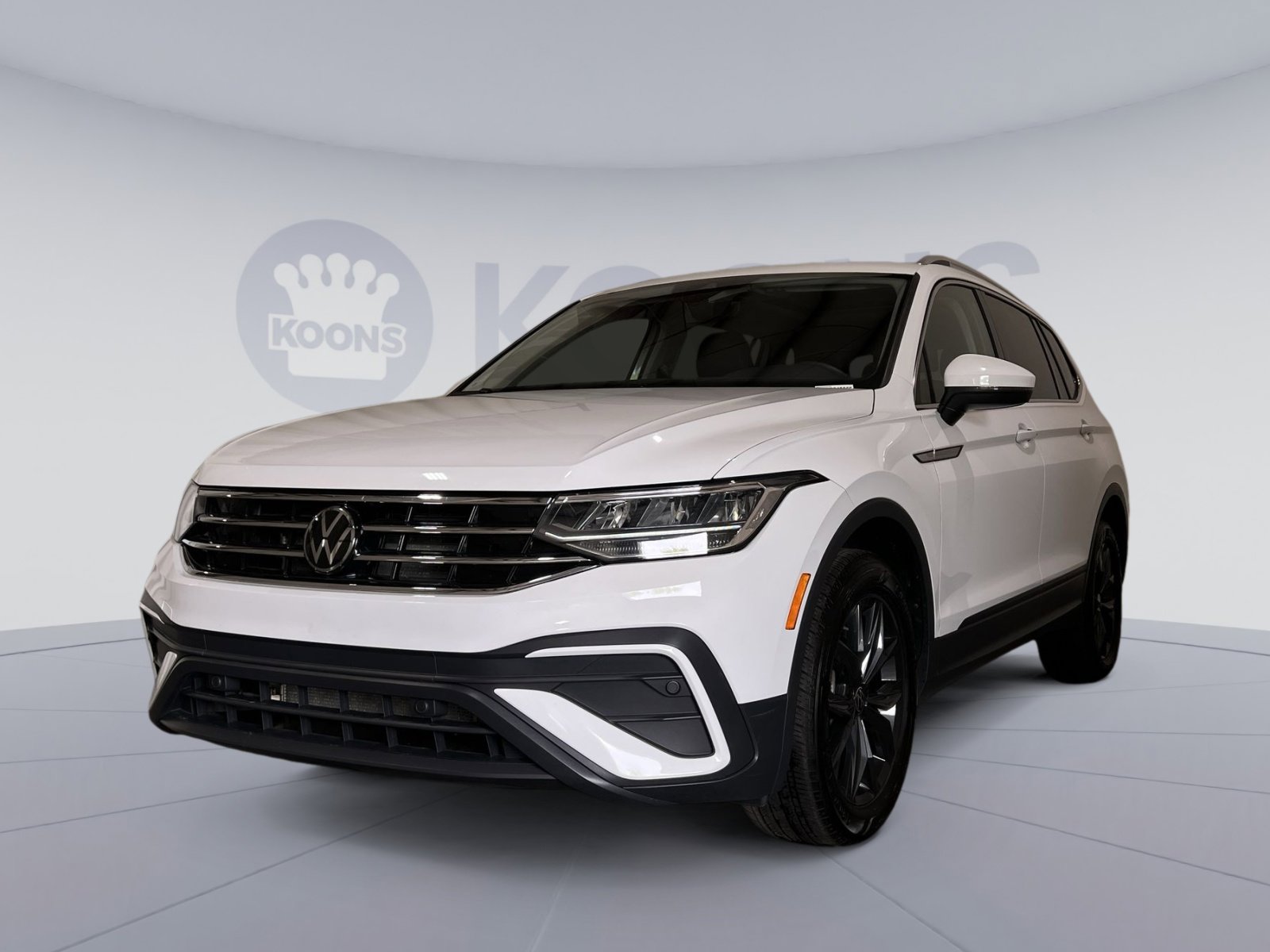 Used 2024 Volkswagen Tiguan SE FWD image 1
