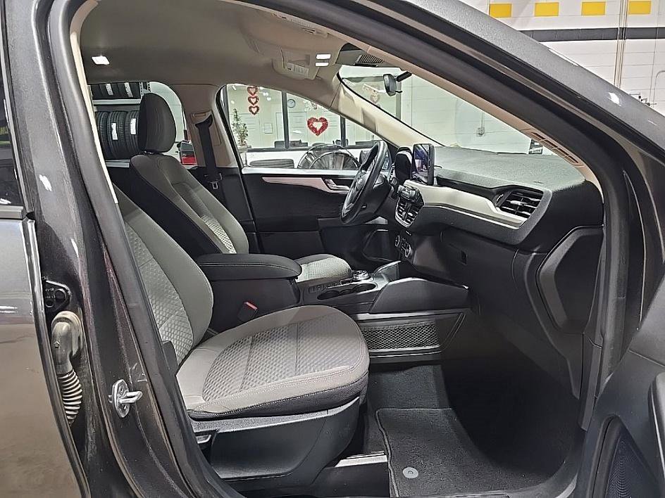 Used 2020 Ford Escape SE image 35