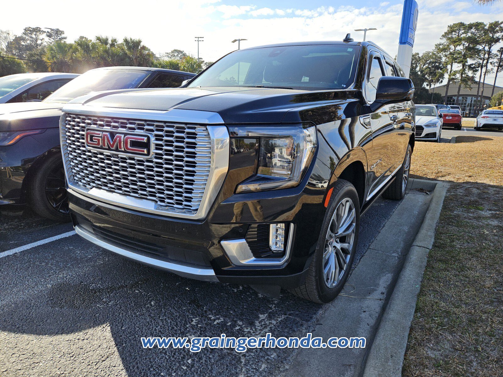 Used 2021 GMC Yukon Denali w/ Denali Premium Package image 2