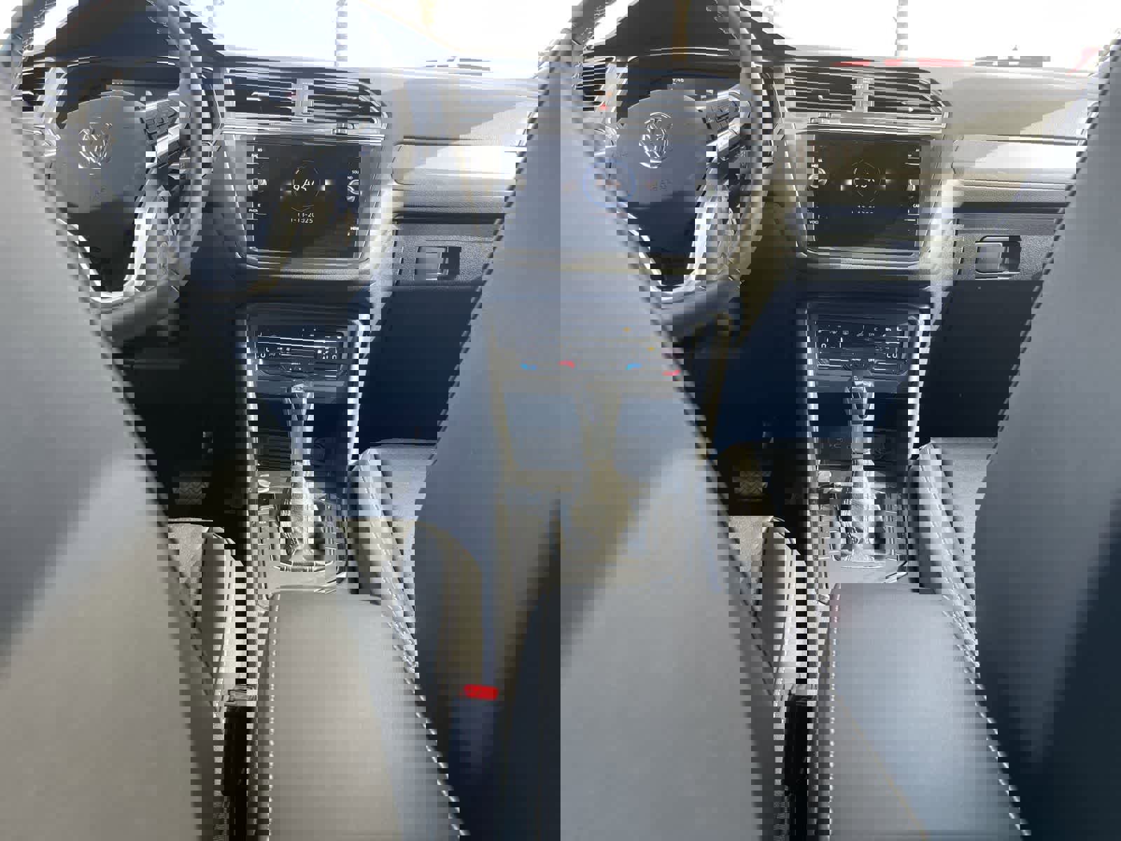 Used 2022 Volkswagen Tiguan SE image 11