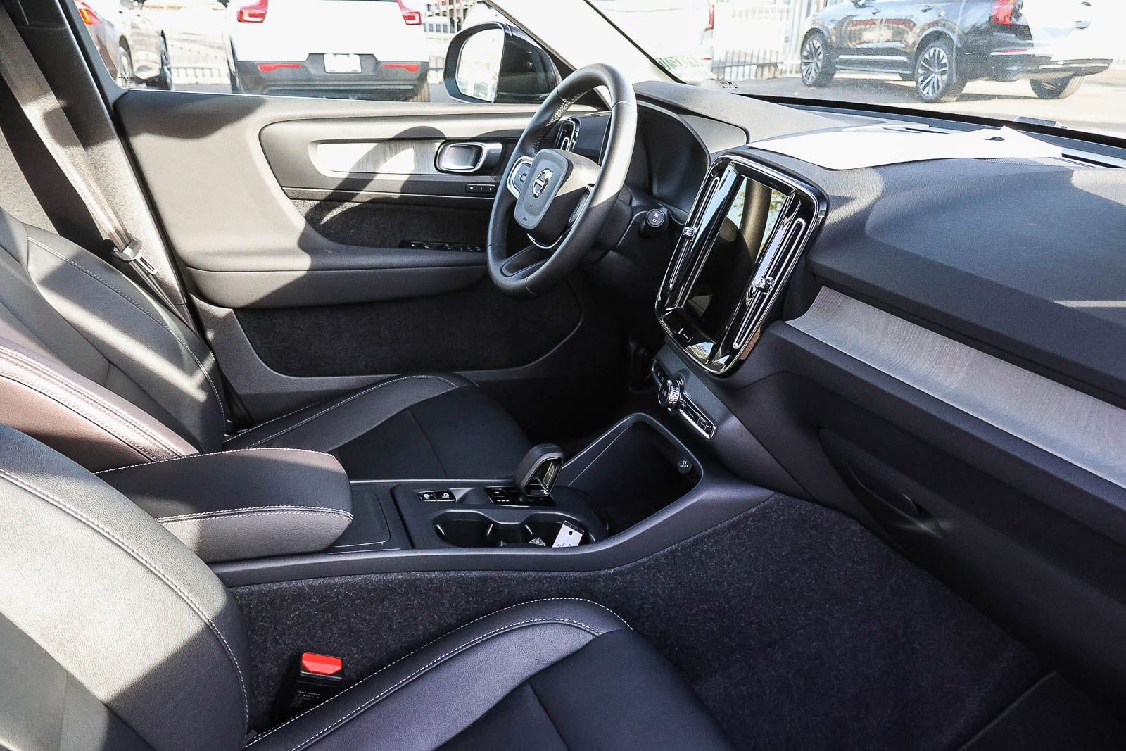 Used 2025 Volvo XC40 B5 Core image 18