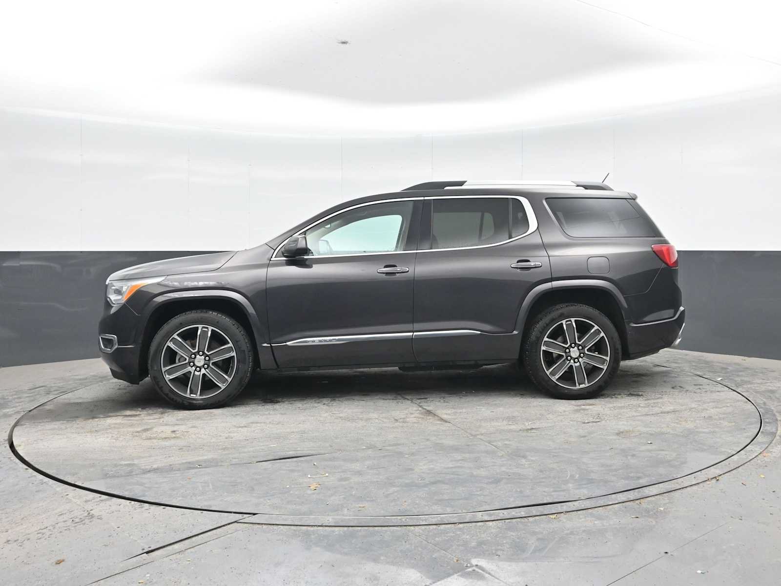 Used 2017 GMC Acadia Denali w/ Technology Package AWD/4WD image 4