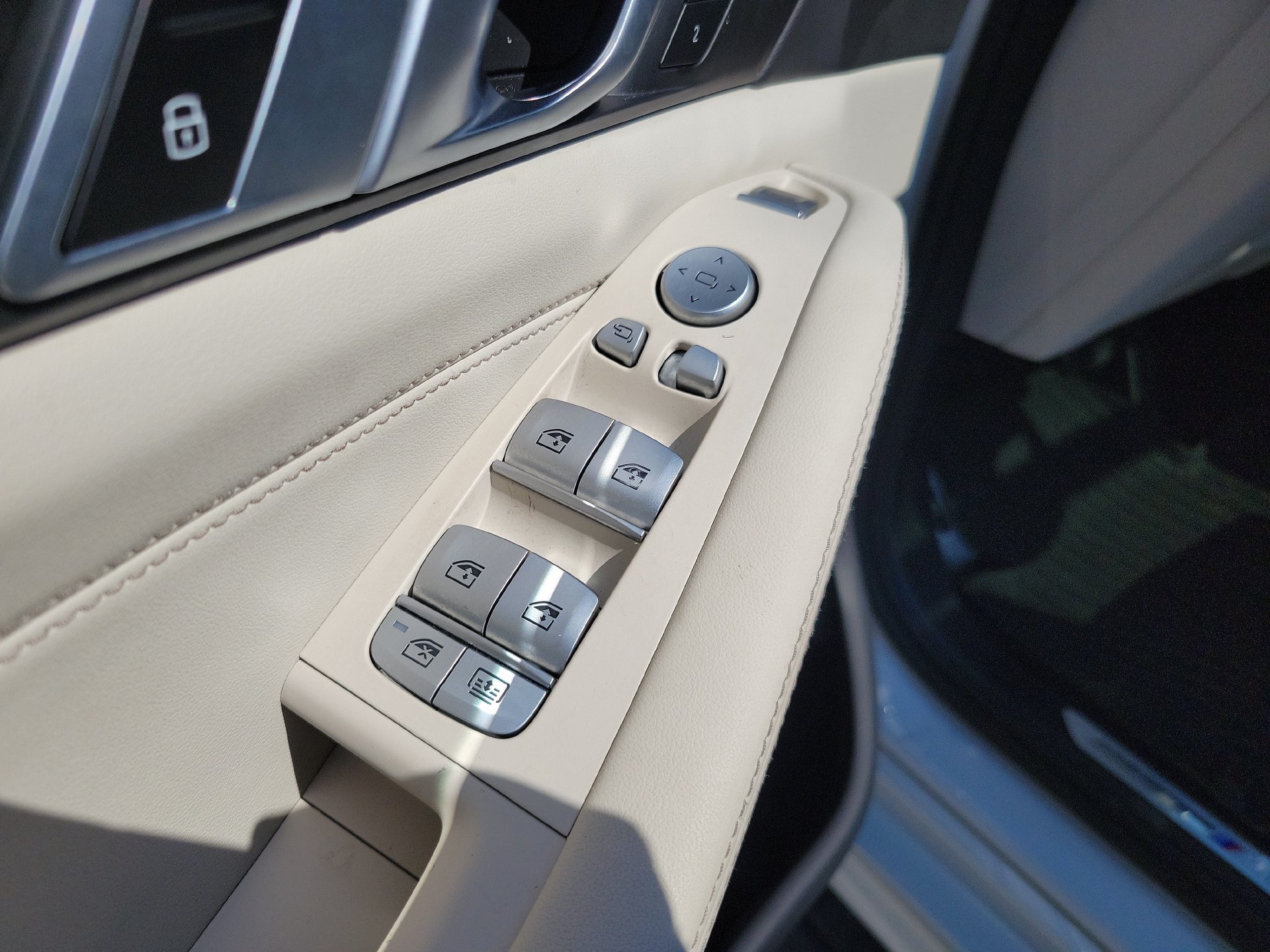 Used 2025 BMW X7 M60i AWD/4WD image 27