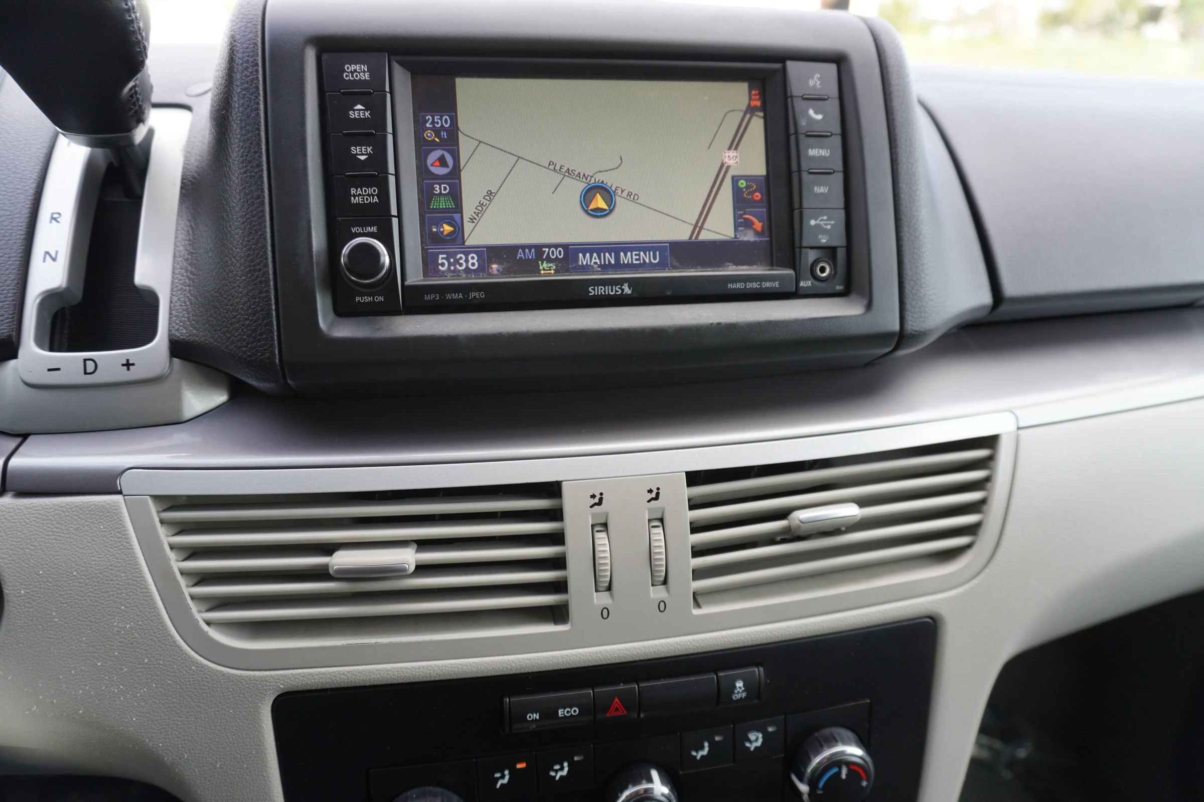 Used 2012 Volkswagen Routan SE FWD image 15