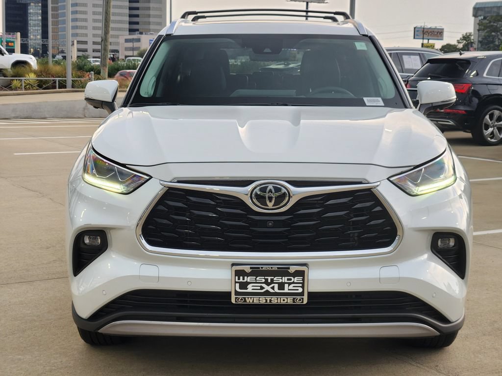 Used 2023 Toyota Highlander Platinum FWD image 2