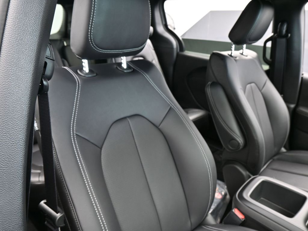 New 2026 Chrysler Pacifica Select image 40