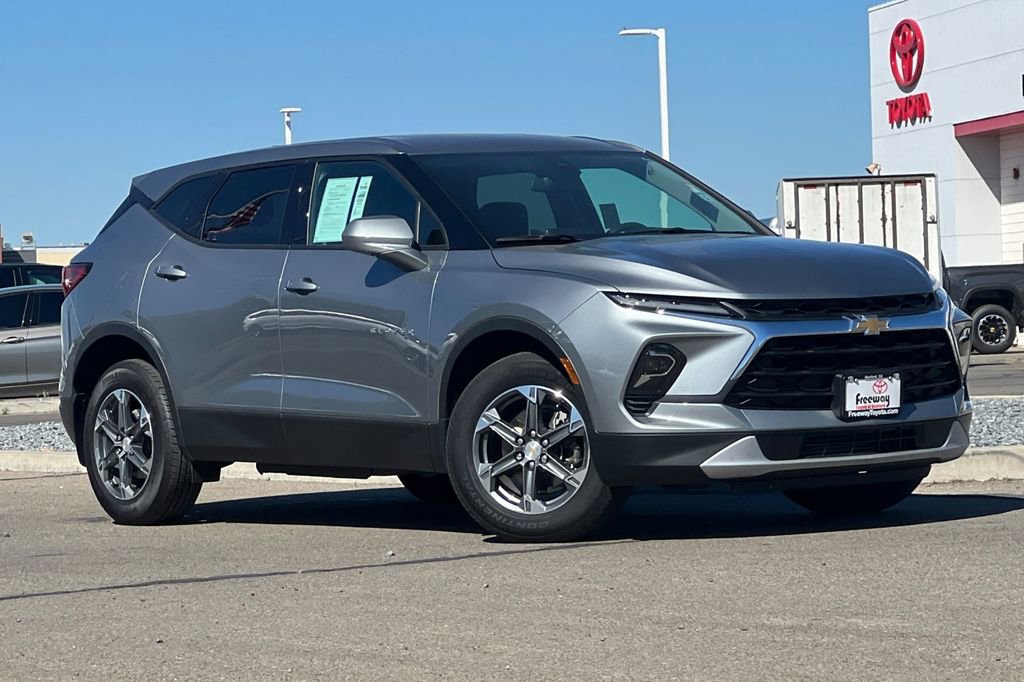 Used 2025 Chevrolet Blazer LT image 2