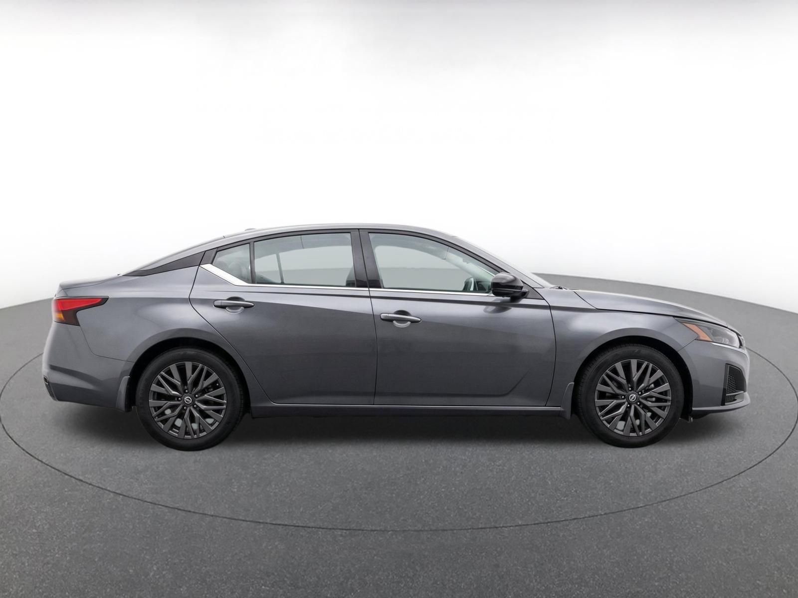 Used 2025 Nissan Altima 2.5 SV FWD image 10