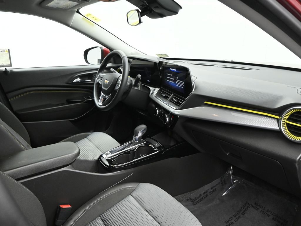 Used 2025 Chevrolet Trax LT w/ LT Convenience Package image 11