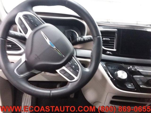 Used 2018 Chrysler Pacifica Touring-L image 11