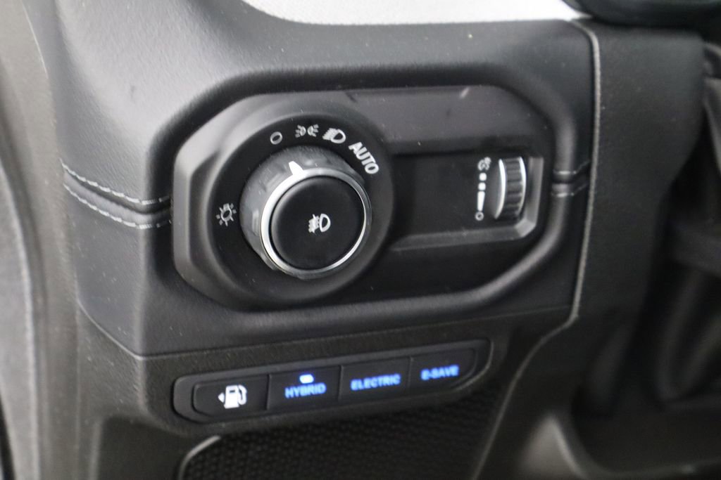 Used 2025 Jeep Wrangler Unlimited Sahara w/ Safety Group image 23