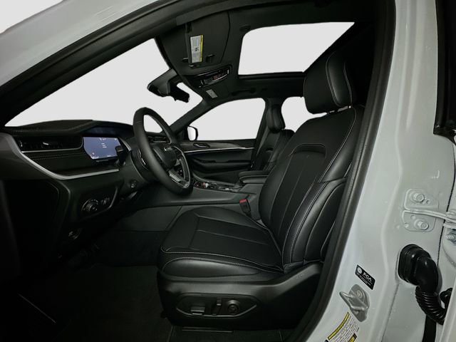 New 2025 Jeep Grand Cherokee Limited w/ Luxury Tech Group II image 14