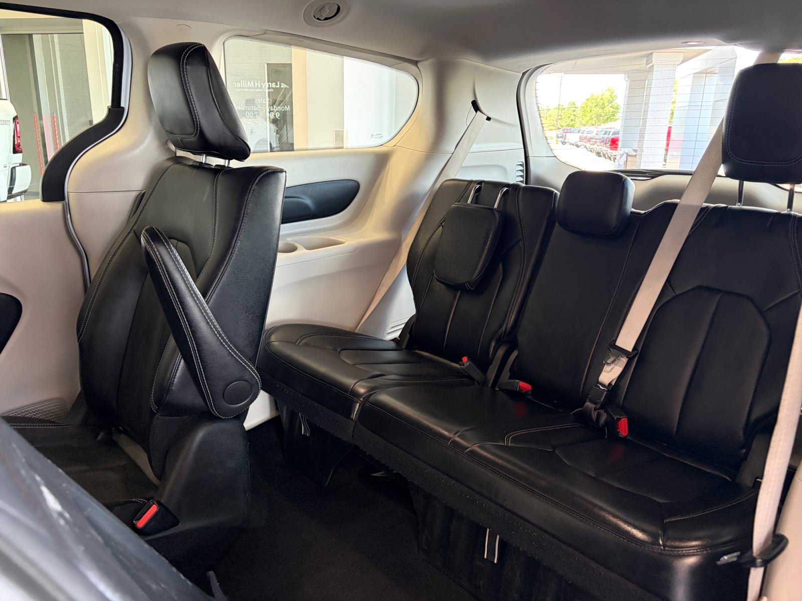Used 2024 Chrysler Pacifica Limited FWD image 15