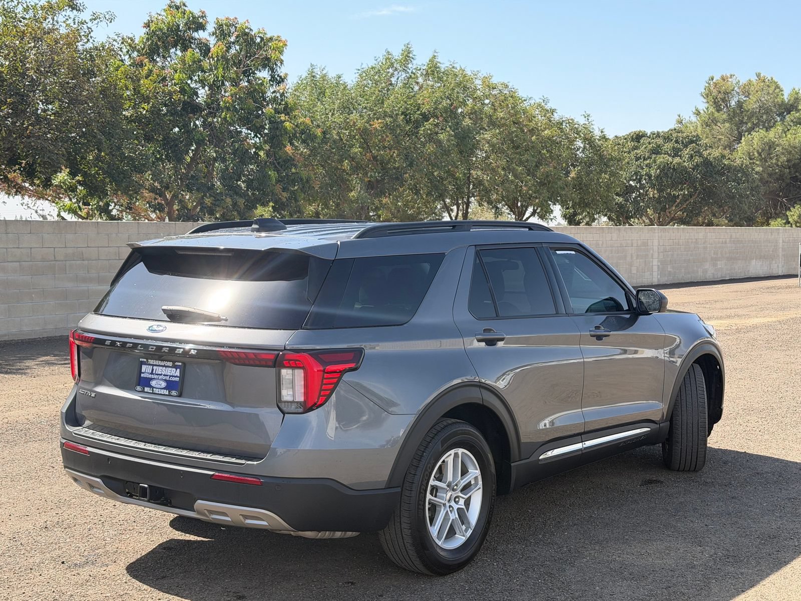 Used 2025 Ford Explorer Active w/ Active Comfort Package RWD image 3