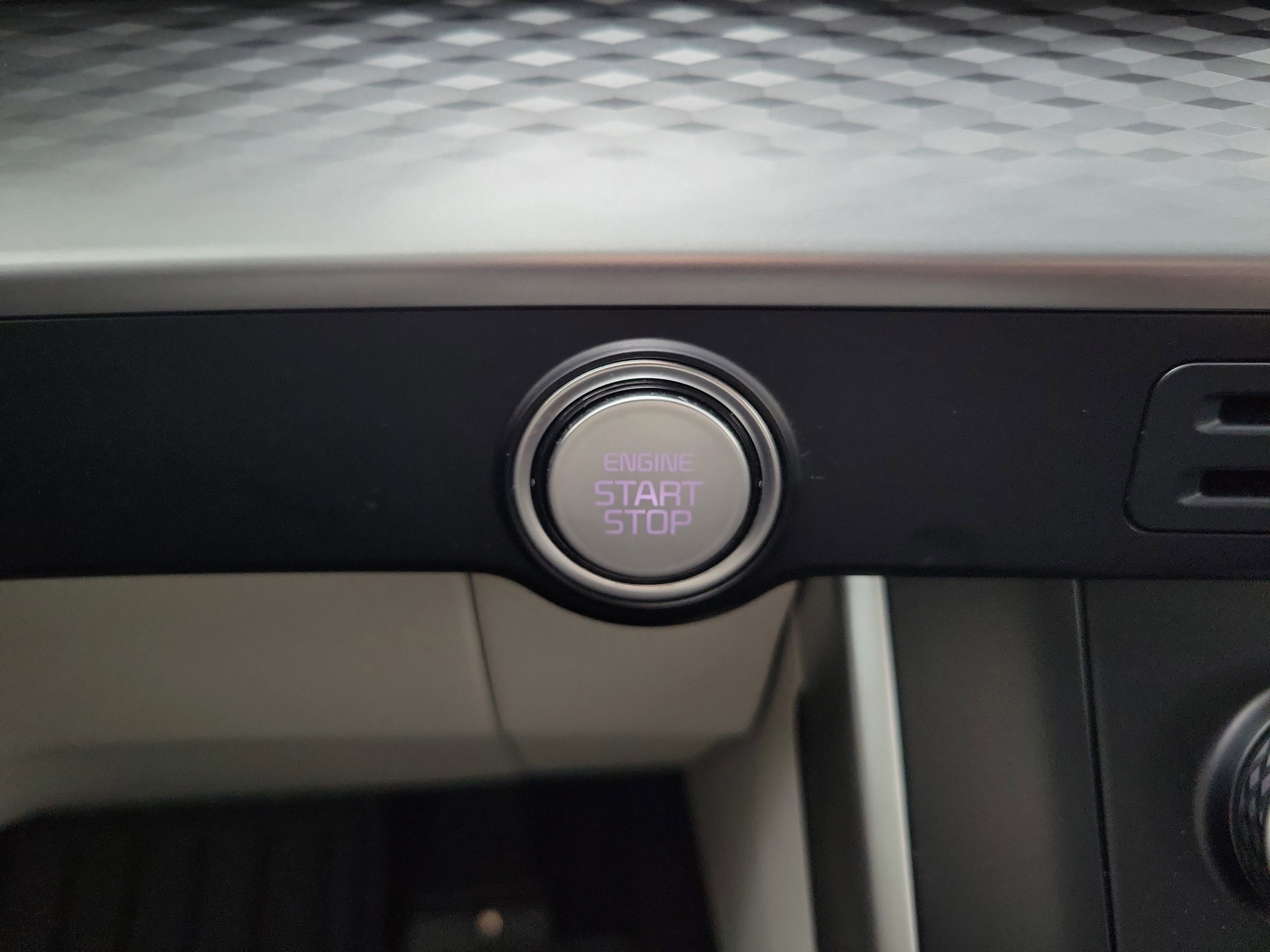 Certified 2023 Kia Carnival LX image 31