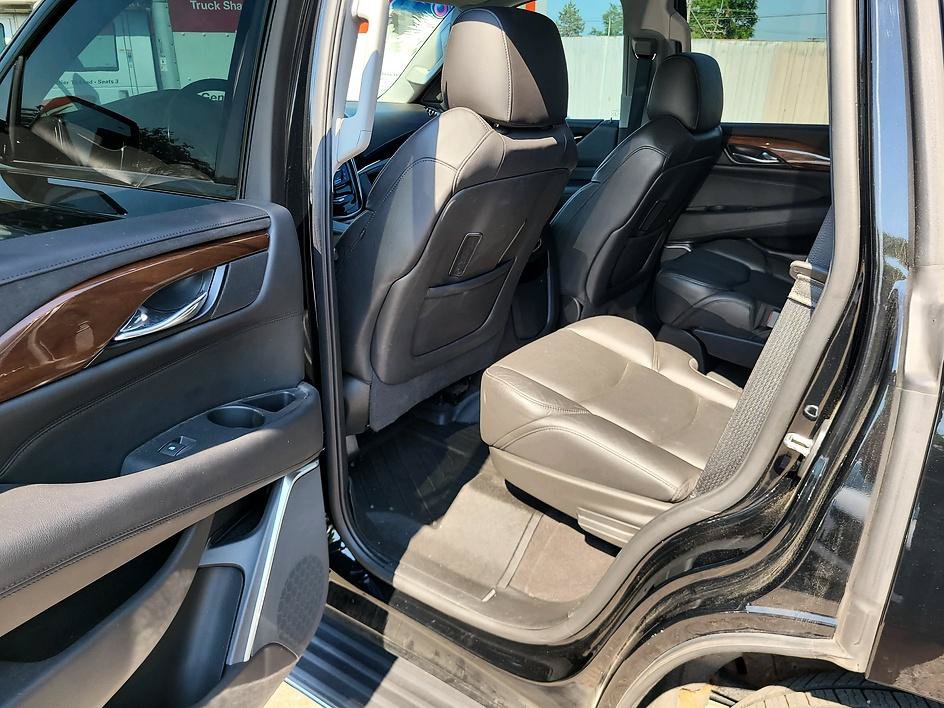 Used 2020 Cadillac Escalade Luxury w/ Escalade Sport Edition AWD/4WD image 33