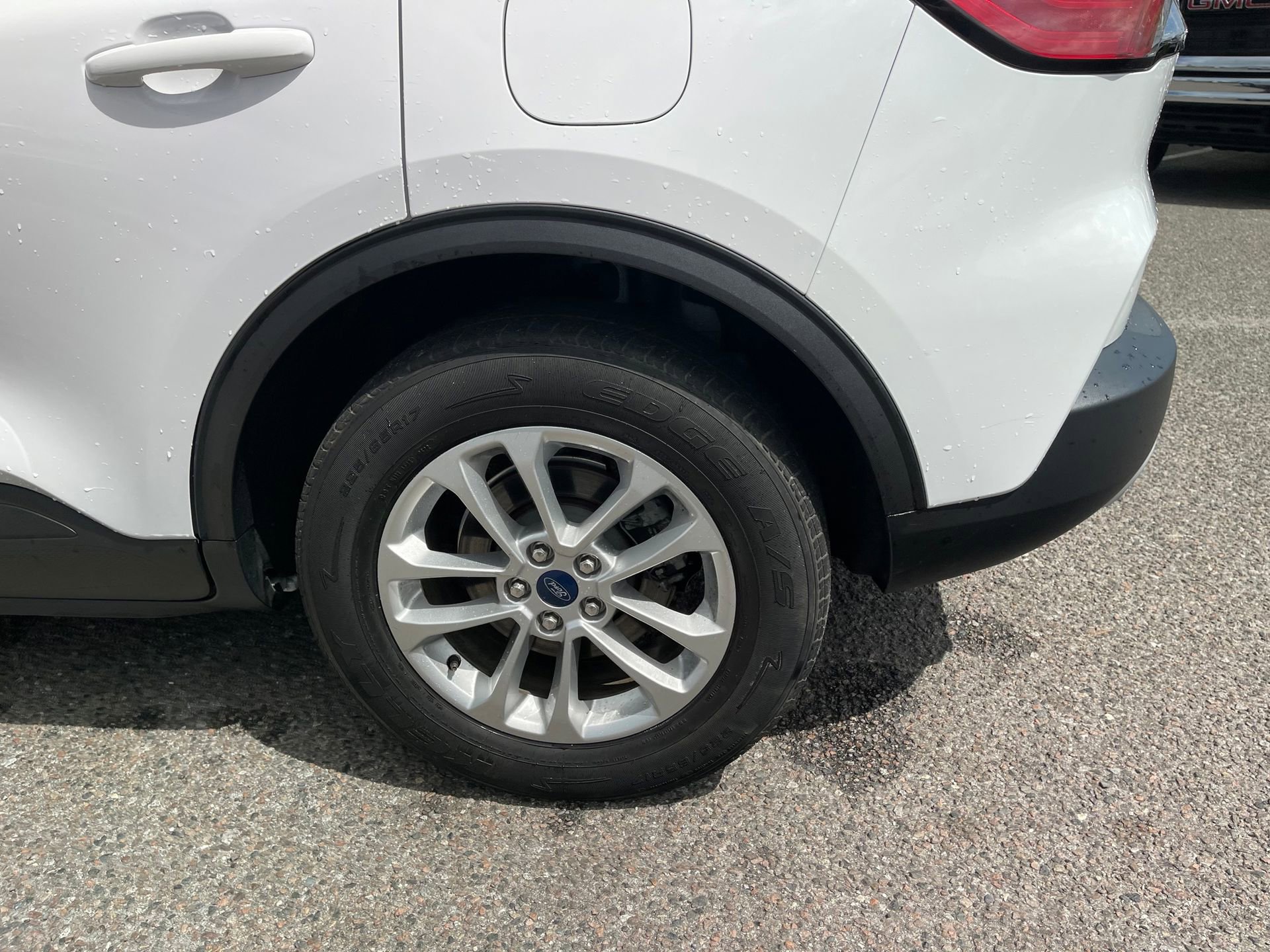 Used 2020 Ford Escape SE image 9