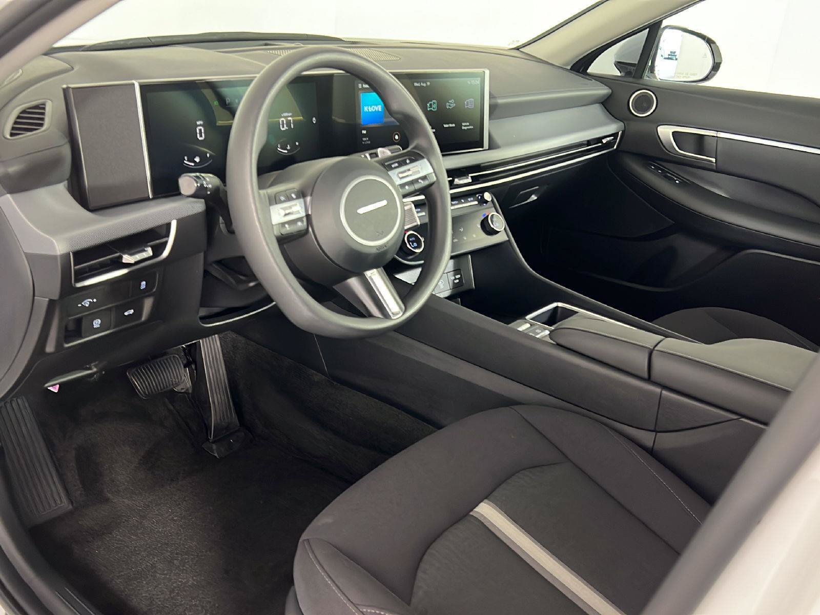 Used 2025 Hyundai Sonata SEL FWD image 2
