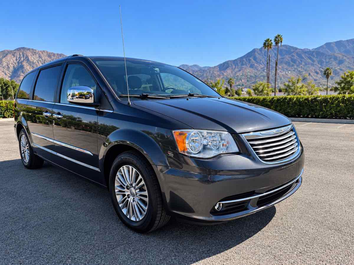 Used 2013 Chrysler Town & Country Touring-L w/ Driver Convenience Group