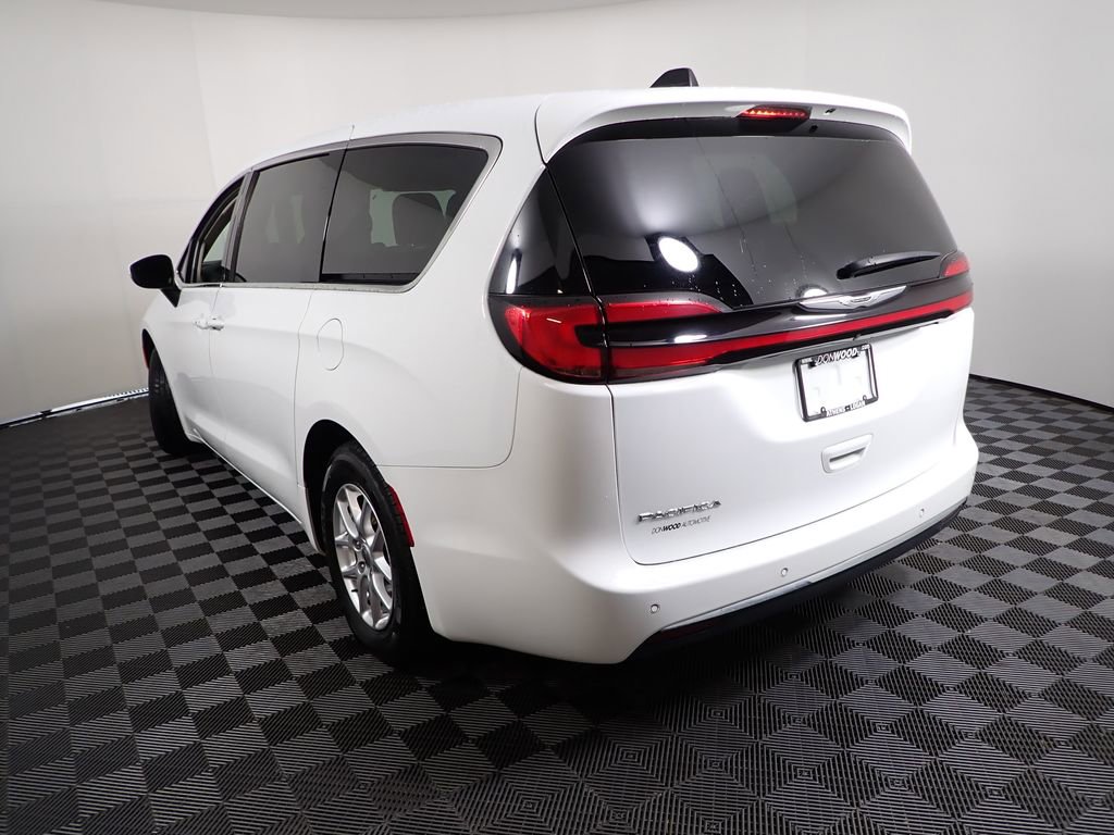 Used 2023 Chrysler Pacifica Touring-L FWD image 14