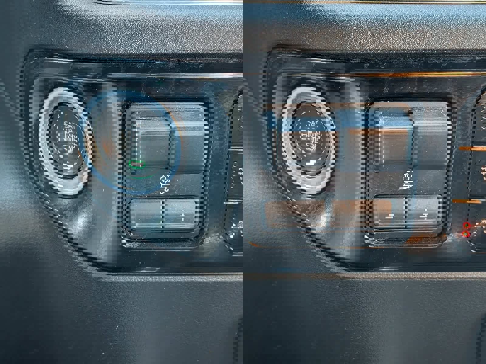 Used 2024 GMC Sierra 3500 SLT w/ SLT Premium Package image 25