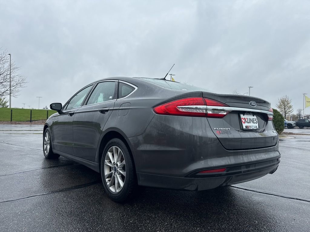 Used 2017 Ford Fusion SE w/ Fusion SE Technology Package FWD image 6