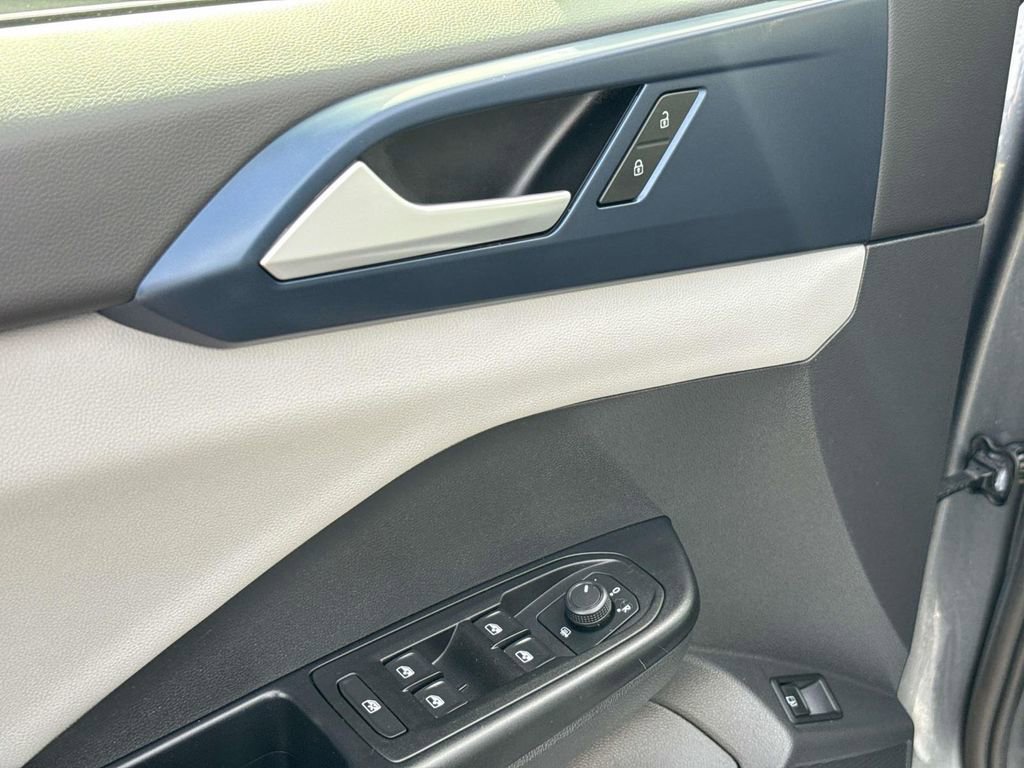 Used 2022 Volkswagen Taos SE w/ Panoramic Sunroof Package FWD image 21