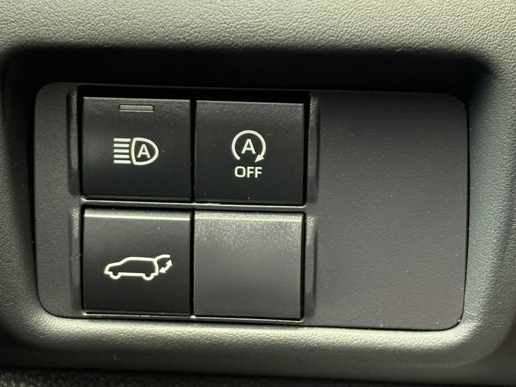 Used 2023 Toyota Highlander LE FWD image 11