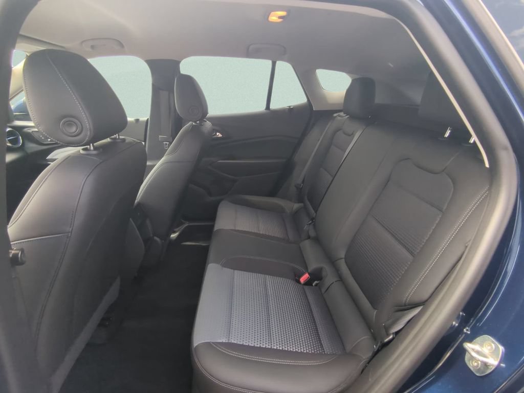 Used 2024 Chevrolet Trax LT w/ LT Convenience Package FWD image 11