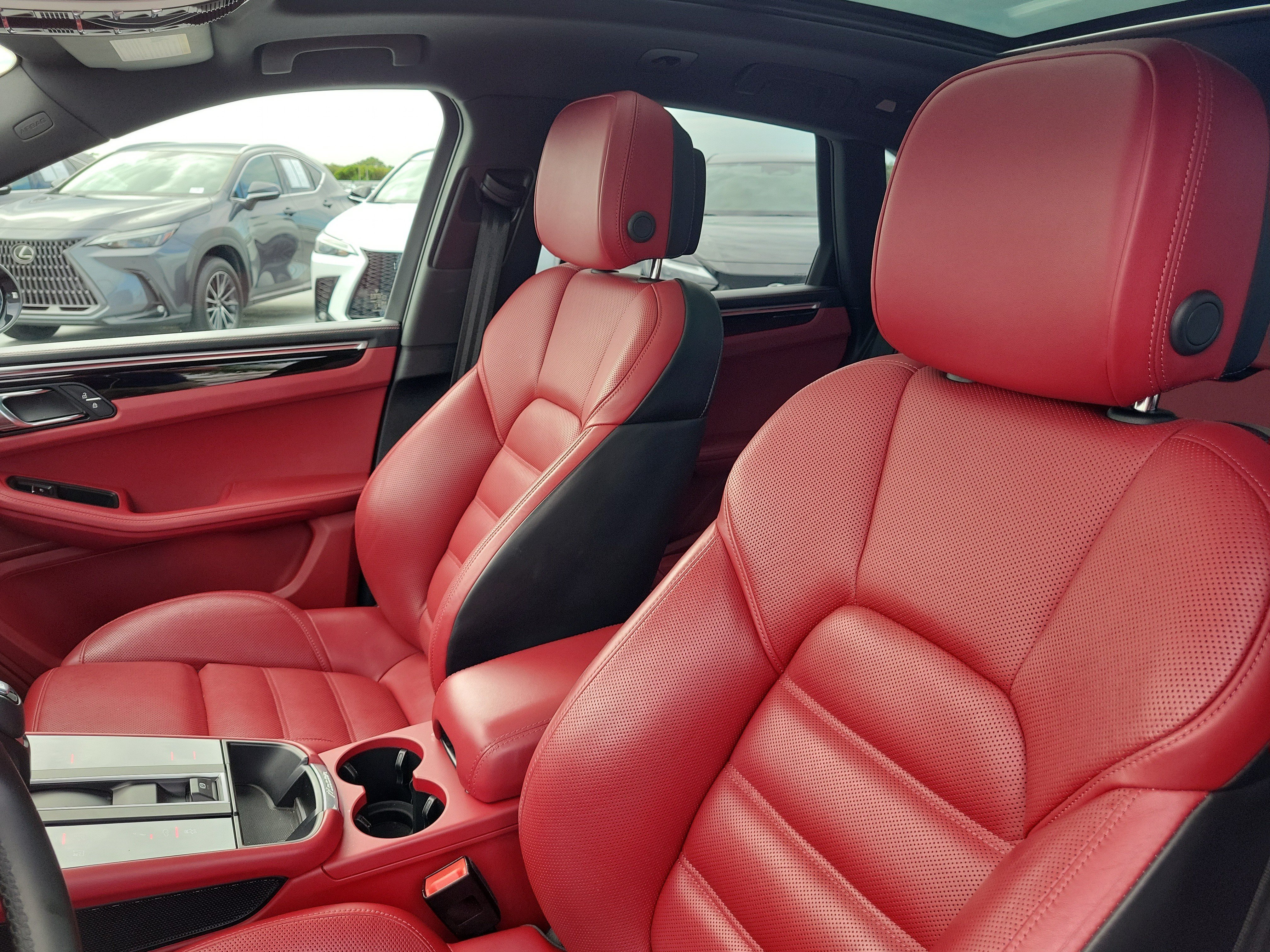 Used 2024 Porsche Macan S AWD/4WD image 21