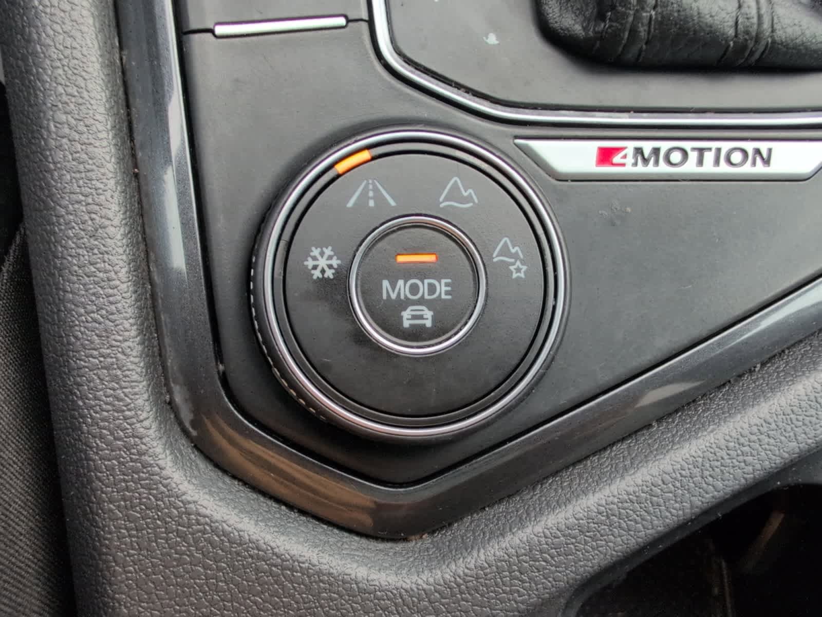 Used 2018 Volkswagen Tiguan SE AWD/4WD image 30