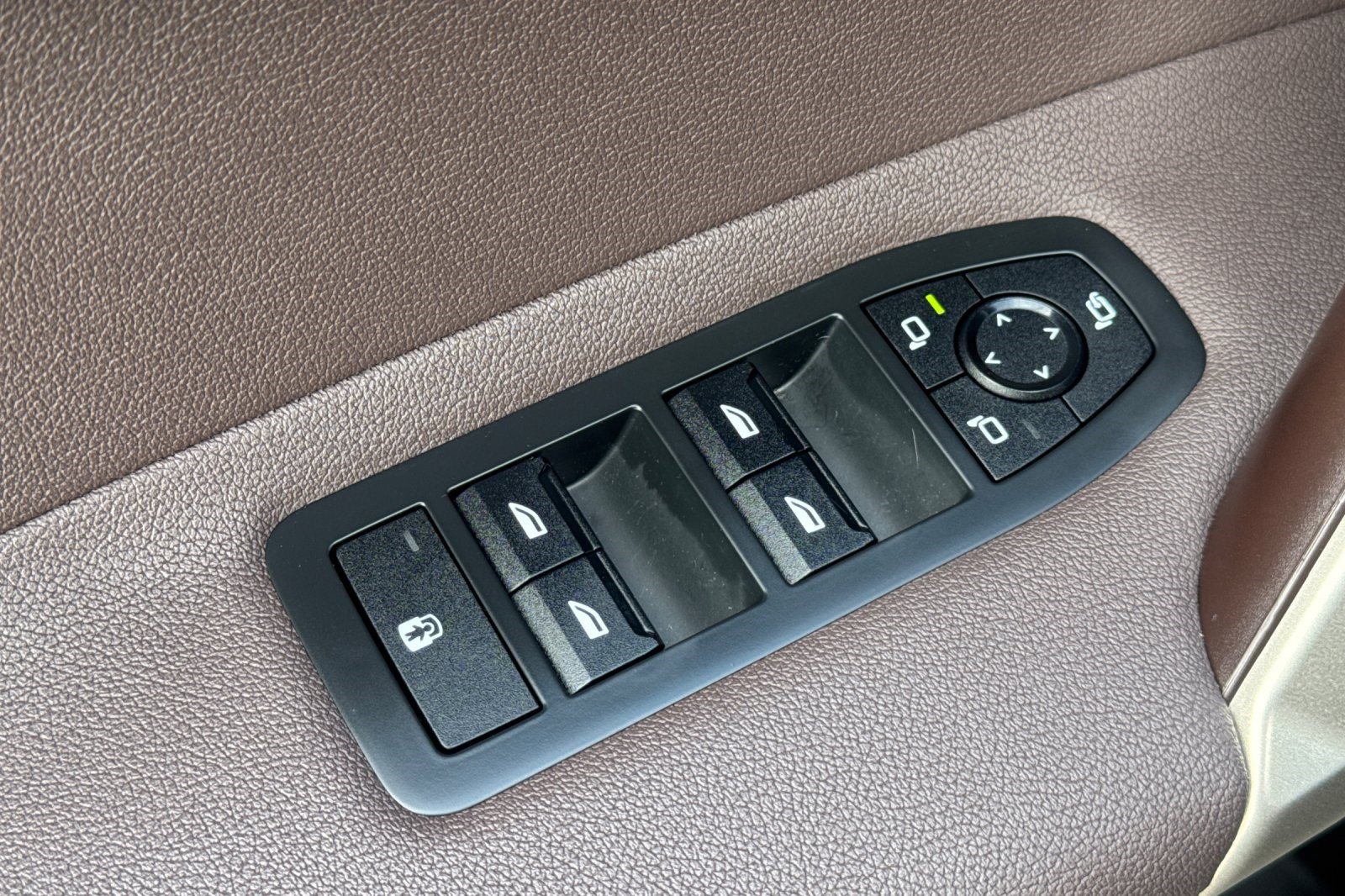 Used 2025 BMW iX xDrive50 AWD/4WD image 14