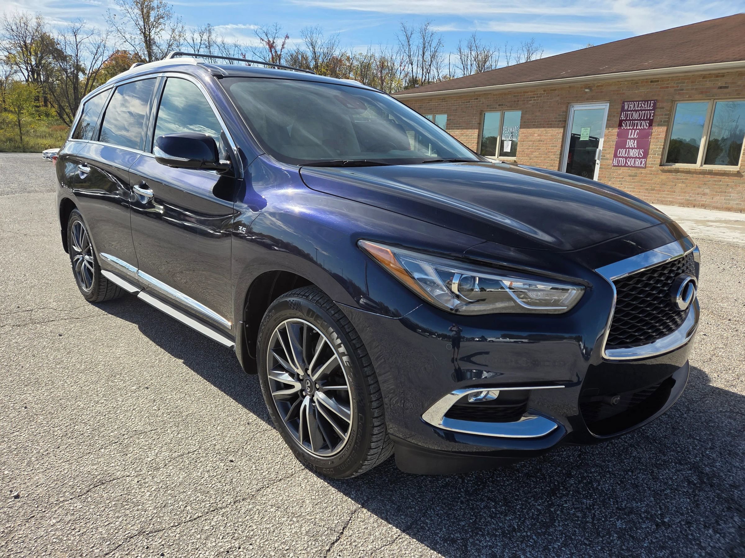 Used 2018 INFINITI QX60 Luxe w/ Deluxe Technology Package image 3
