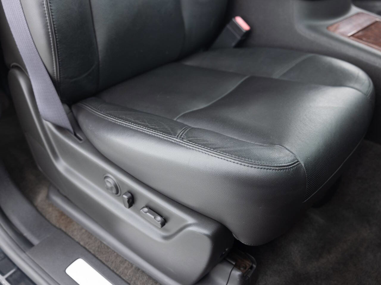 Used 2011 Chevrolet Tahoe LTZ AWD/4WD image 32