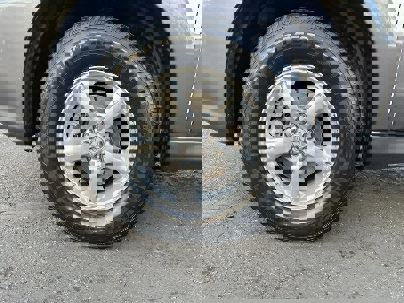 Used 2005 MAZDA Tribute s w/ Package 3 image 9