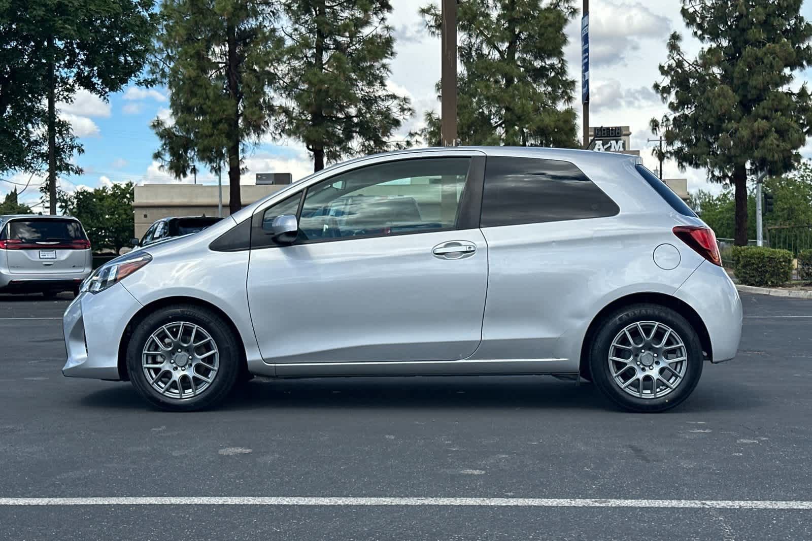 Used 2015 Toyota Yaris L image 5