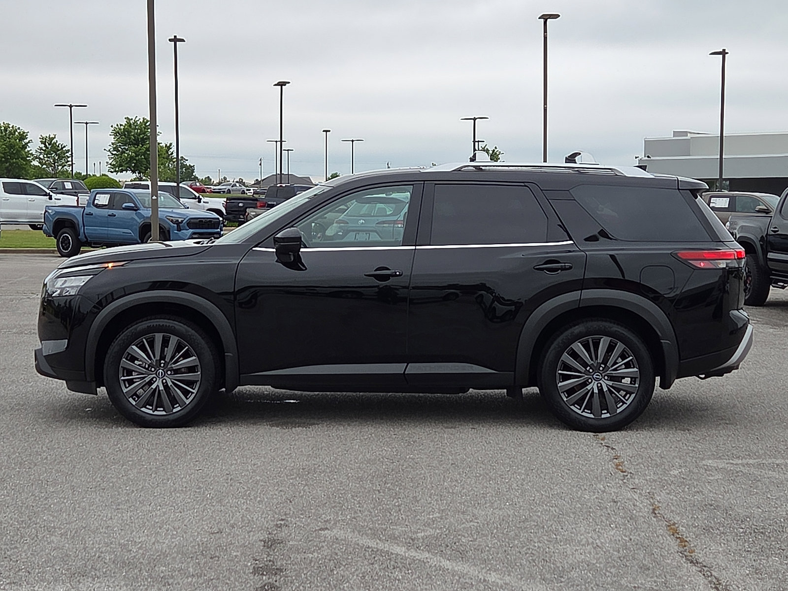 Used 2025 Nissan Pathfinder SL w/ SL Premium Package FWD image 3