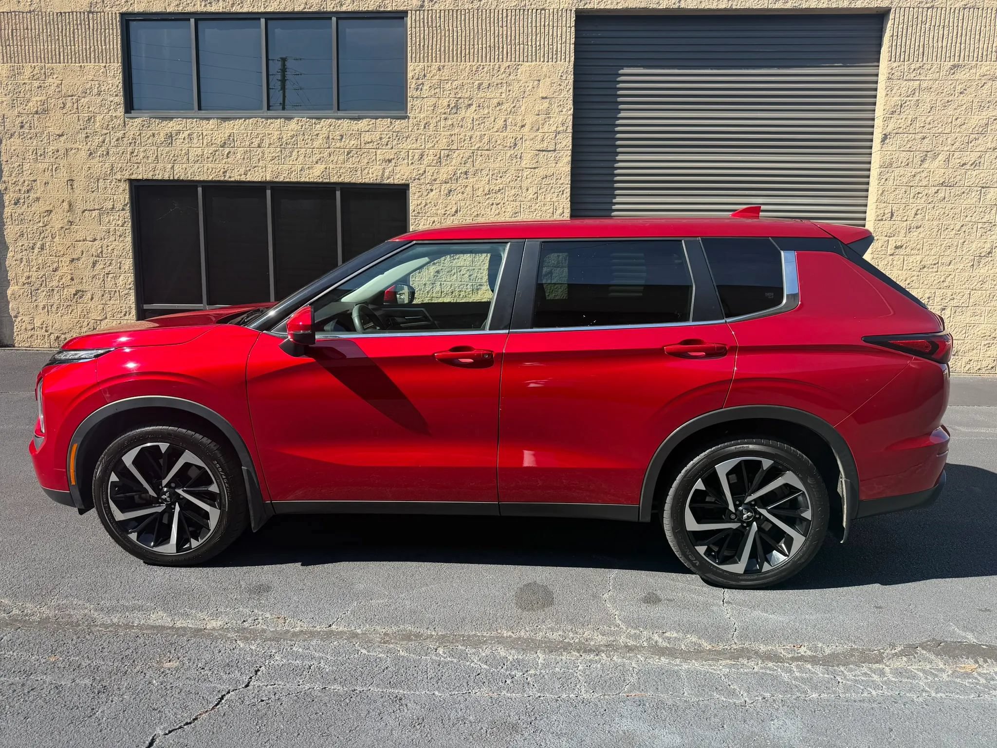 Used 2022 Mitsubishi Outlander ES AWD/4WD image 2