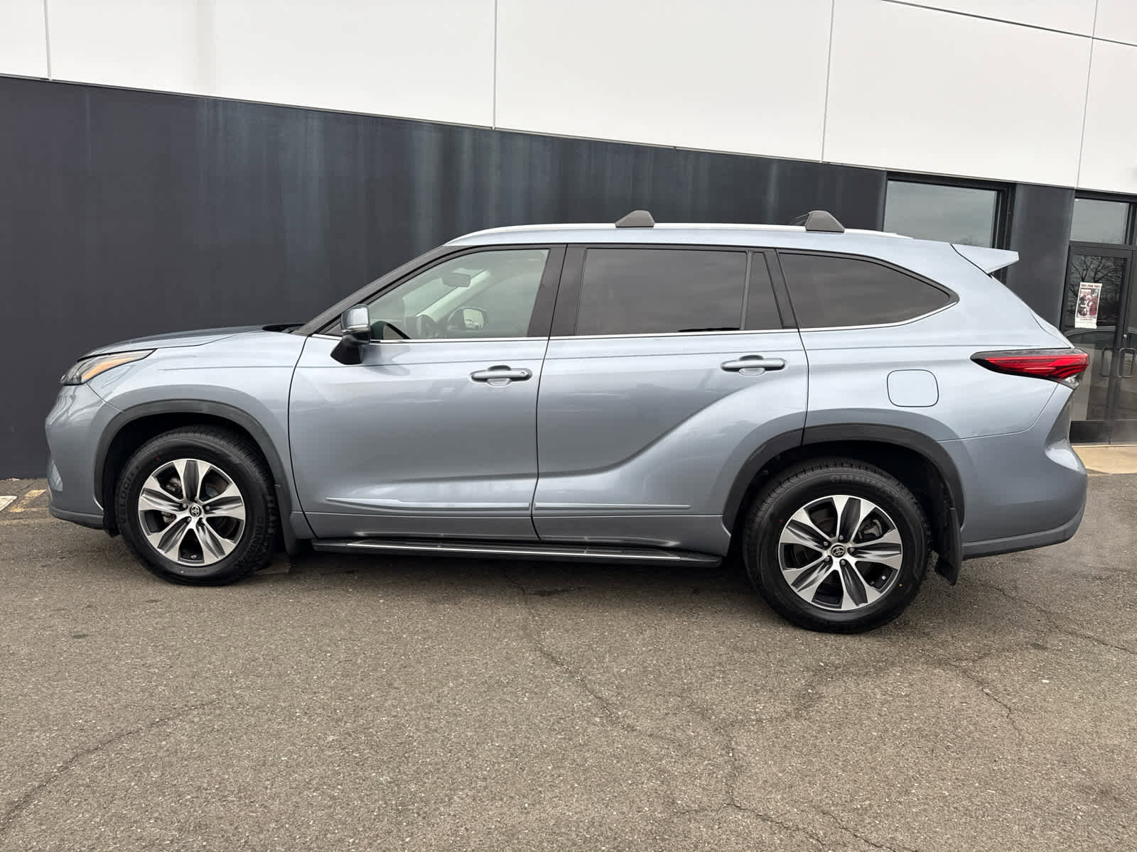 Used 2022 Toyota Highlander XLE image 2