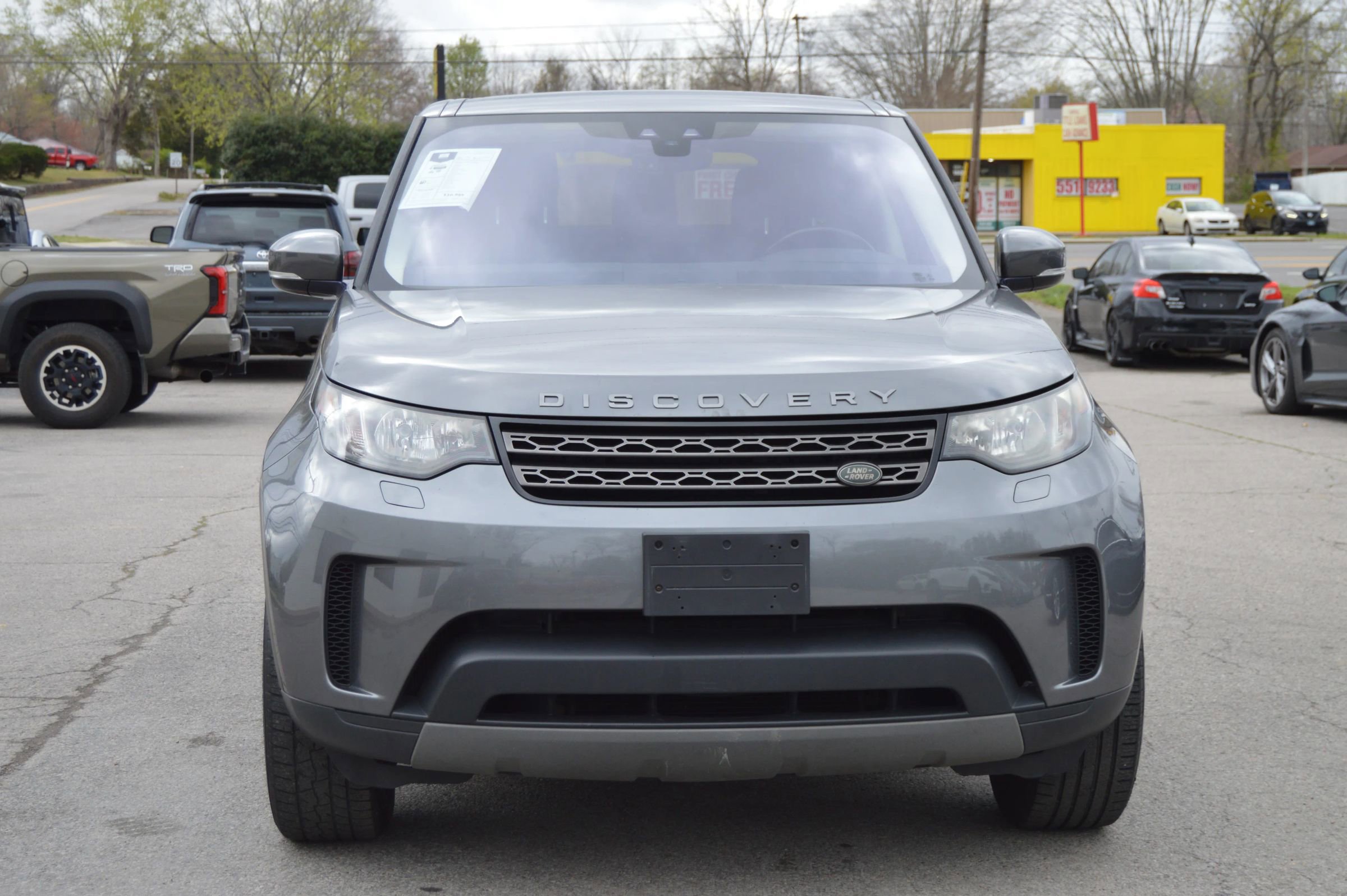 Used 2017 Land Rover Discovery SE image 3